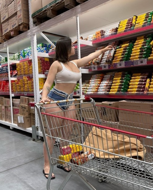 Brazilian OF Model Gets Kicked Out of a Supermarket