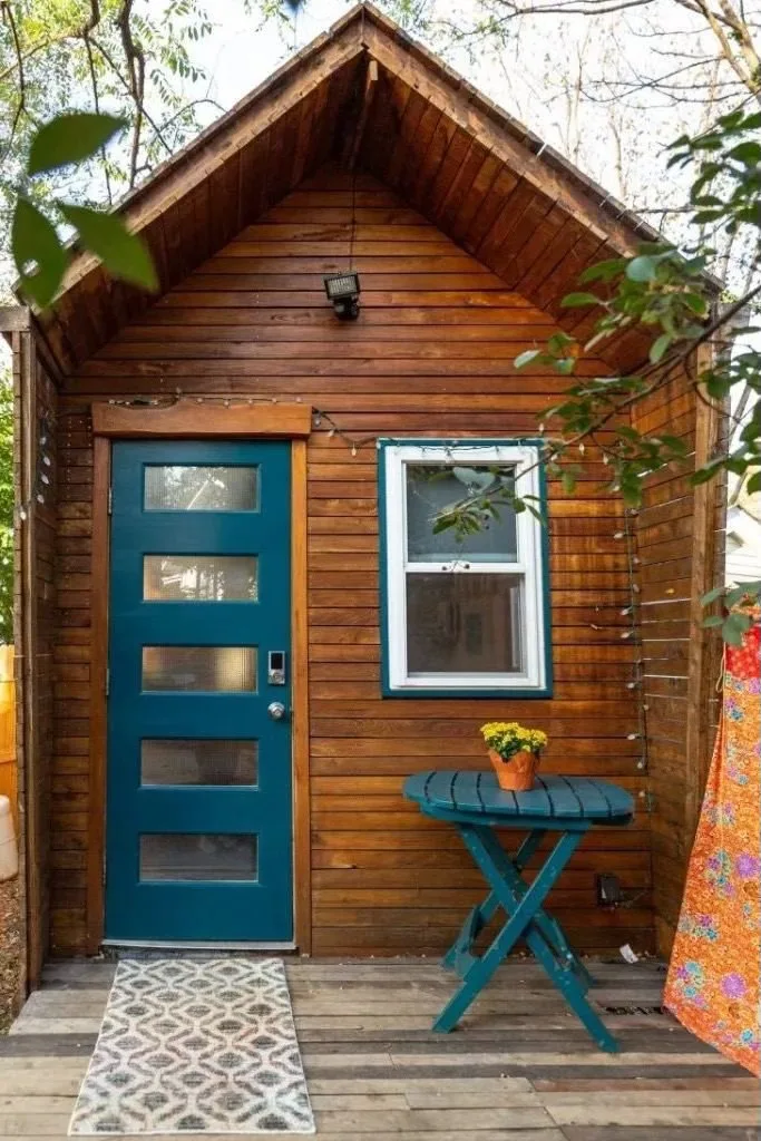 Woman quits her job, leaves everything behind and makes her own 13 sq. m. house outside the city