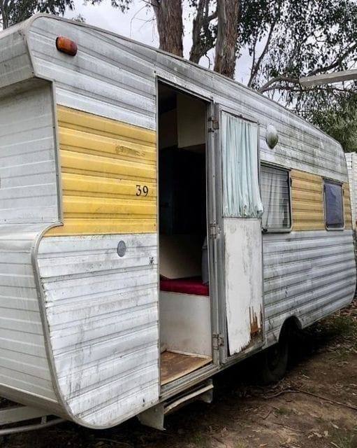 Kind people gave a homeless woman an old trailer.The woman was so happy to have a home.