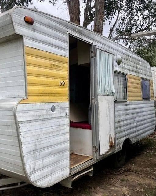 Kind people gave a homeless woman an old trailer.The woman was so happy to have a home.