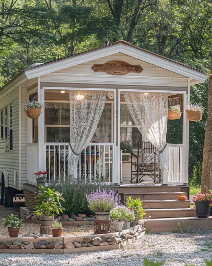 After being abandoned at the hospital, she had no home to bring her newborn to… until a kind soul gifted her a tiny house